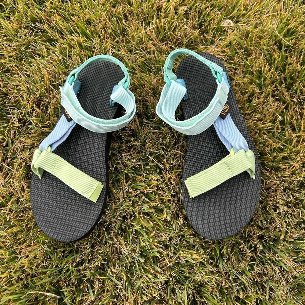 Teva women’s vibrant colorful platform sandals - Picture 2 of 5